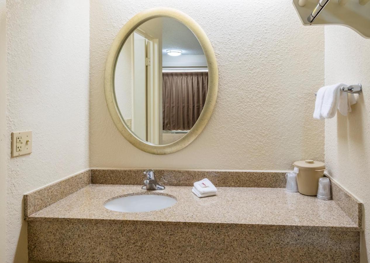 Red Roof Inn Huntington Barboursville Екстериор снимка
